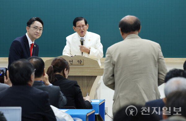 [천지일보=남승우 기자] 신천지예수교 증거장막성전(신천지예수교회) 이만희 총회장이 30일 맛디아지파 청주교회에서 시온기독교선교센터 115기 연합 수료식을 마친 뒤 열린 기자회견에서 취재진의 질문에 답하고 있다. ⓒ천지일보 2024.10.30.