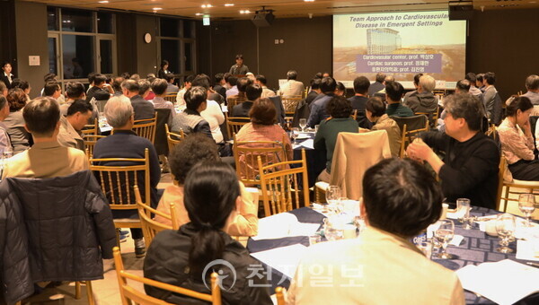 순천향대 천안병원이 30일 라마다 앙코르 바이 윈덤 천안에서 협력병원을 대상으로 심뇌혈관 질환 세미나를 개최하고 있다. (제공: 순천향대 천안병원) ⓒ천지일보 2024.10.31.
