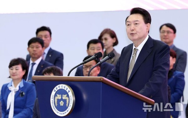 윤석열 대통령이 31일 경기 고양시 일산 킨텍스에서 열린 2024 대한민국 소상공인대회 개막식에 참석해 축사를 하고 있다. (출처: 뉴시스)