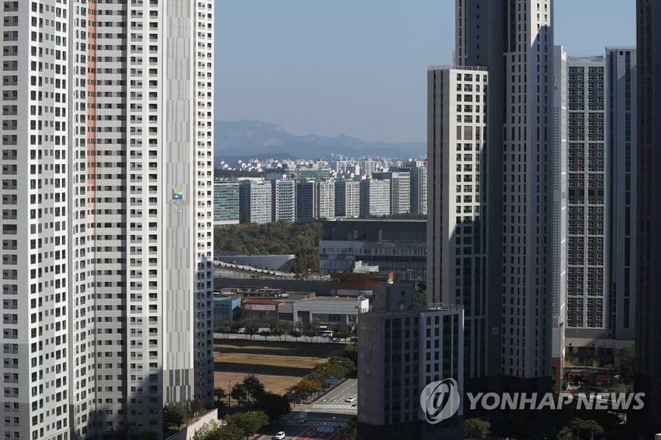 경기도 고양시 일산 1기 신도시 일대(가운데)가 최근 개발 중인 킨텍스 일대 고층 건물과 대조를 이루는 모습. 2022.10.11. (출처: 연합뉴스)