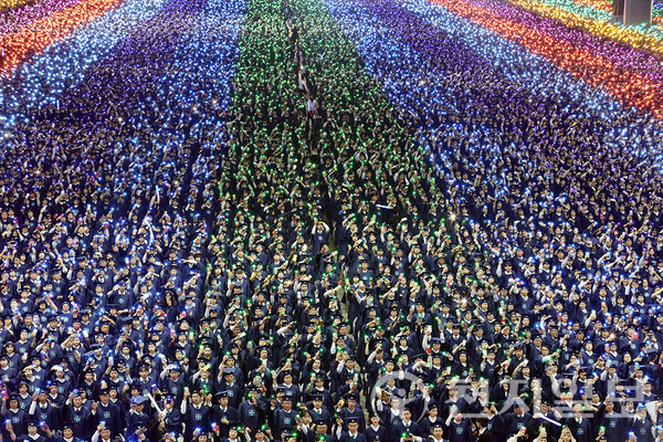 2019년 11월 10일 경기도 일산 킨텍스에서 신천지예수교회 시온기독교선교센터가 당시 최대 규모인 10만 3764명의 수료생을 배출해 기독교계뿐 아니라 국내외적으로 큰 이목을 끌었다. 사진은 수료생들이 언약을 상징하는 ‘무지개’를 빛으로 연출한 퍼포먼스를 선보이는 모습.  (제공: 신천지예수교 증거장막성전) ⓒ천지일보 2023.11.16.