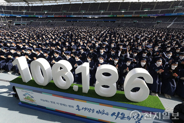 [천지일보=남승우 기자] ‘신천지예수교 증거장막성전(신천지예수교회)’의 성경교육기관인 시온기독교선교센터가 지난해 11월 20일 대구시 대구스타디움에서 ‘113기 수료식’을 개최한 가운데 이번 수료생 숫자인 ‘10만 6186’ 모형이 수료생들 앞에 배치돼 있다. 이날 113기 수료생 중에는 다른 해에 비해 목회자 비율이 부쩍 늘어 국내 37명, 해외 485명 등 총 522명의 목회자가 수료했다.  ⓒ천지일보 2023.07.19.