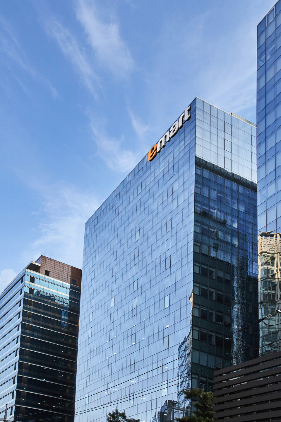 이마트가 기후변화 대응하고 지속 가능한 미래 식문화를 선도하기 위해 노력이 시작되고 있다.. 이마트는 세계자연기금(WWF)과 협력해 ‘K-퓨처푸드(K-Future Foods) 52’ 보고서를 발간하며 한국의 식문화에 적합하고 탄소 배출을 줄일 수 있는 52개의 토종 식재료를 4일 발표했다.. 사진은 이마트  본사 전경. (제공: 이마트)