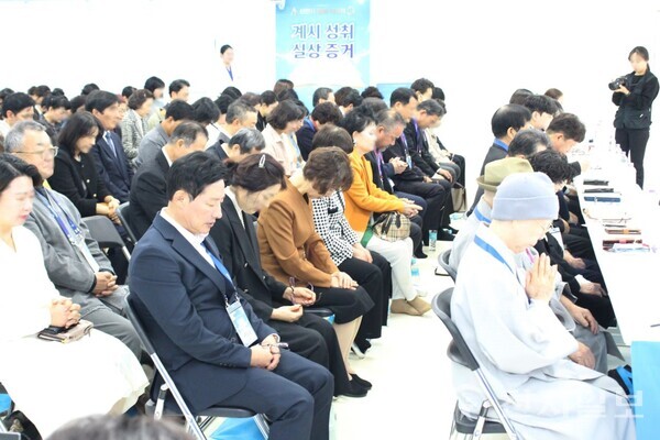 3일 신천지 구리교회에서 열린 신천지 구리 말씀 대성회에서 참석자들이 기도하고 있다. (제공: 신천지 구리교회) ⓒ천지일보 2024.11.04.