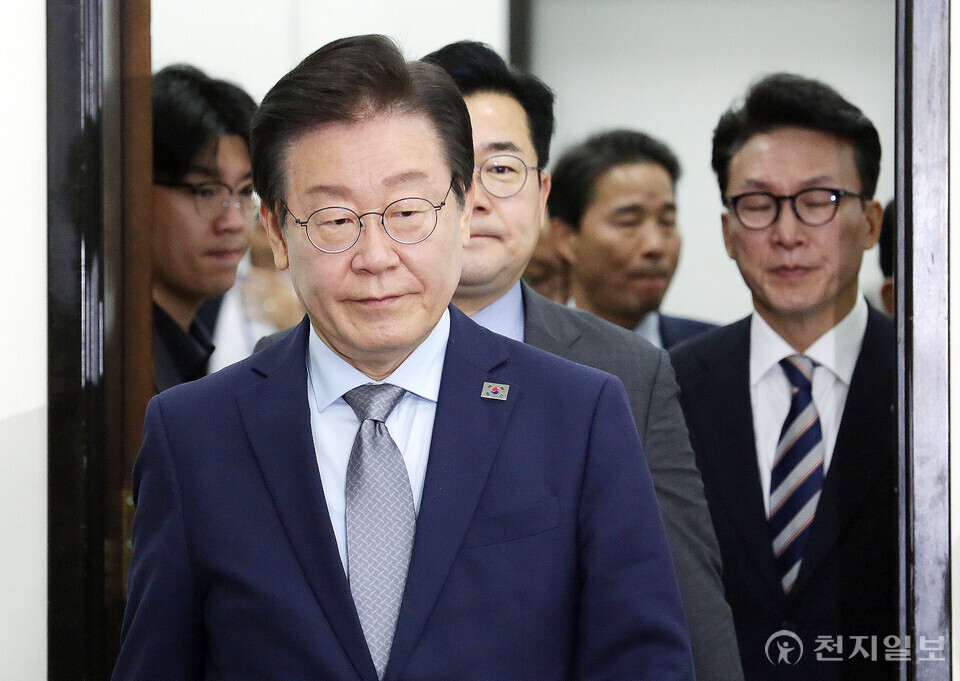 [천지일보=박준성 기자] 더불어민주당 이재명 대표와 박찬대 원내대표가 4일 서울 여의도 국회에서 열린 최고위원회의에 참석하고 있다. ⓒ천지일보 2024.11.04.