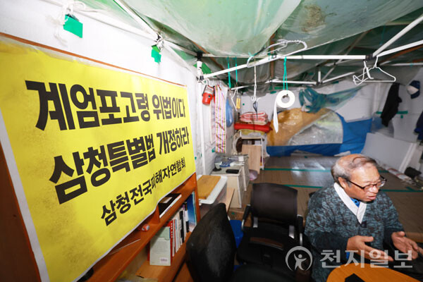 [천지일보=남승우 기자] 이만적 삼청교육대피해자연합회 이사장이 최근 국회 인근 농성장에서 42년이 지난 삼청교육대의 고통을 증언하며 인터뷰하고 있다. ⓒ천지일보 2024.11.06.