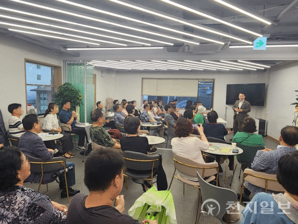 김정준 GBC인터내셔널 회장이 최근 서울 강남구 선릉역 인근 모 건물 사무실에서 코인 관련 사업을 설명하고 있다. (출처: BSK 코인 관련 단톡방) ⓒ천지일보 2024.07.14.