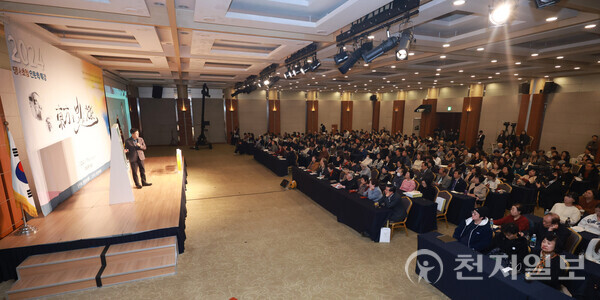 [천지일보=남승우 기자] 7일 오후 서울에서 열린 ‘2024 명사초청 인문학 특강’에서 참석자들이 이상면 천지일보 대표이사·발행인의 강연을 경청하고 있다. 이번 특강은 한국언론사협회가 주최하고 천지일보가 주관했으며, ‘동방의 빛-광복’이라는 주제로 진행됐다.ⓒ천지일보 2024.11.07.