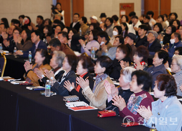 [천지일보=남승우 기자] 7일 오후 서울에서 열린 ‘2024 명사초청 인문학 특강’에서 참석자들이 이상면 천지일보 대표이사·발행인의 강연을 경청하며 박수를 치고 있다. 이번 특강은 한국언론사협회가 주최하고 천지일보가 주관했으며, ‘동방의 빛-광복’이라는 주제로 진행됐다.ⓒ천지일보 2024.11.07.