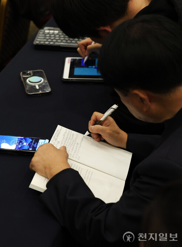 [천지일보=남승우 기자] 7일 오후 서울에서 열린 ‘2024 명사초청 인문학 특강’에서 참석자들이 이상면 천지일보 대표이사·발행인의 강연을 경청하고 있다. 이번 특강은 한국언론사협회가 주최하고 천지일보가 주관했으며, ‘동방의 빛-광복’이라는 주제로 진행됐다.ⓒ천지일보 2024.11.07.