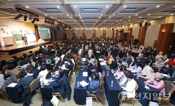 [천지일보=남승우 기자] 7일 오후 서울에서 열린 ‘2024 명사초청 인문학 특강’에서 참석자들이 이상면 천지일보 대표이사·발행인의 강연을 경청하고 있다. 이번 특강은 한국언론사협회가 주최하고 천지일보가 주관했으며, ‘동방의 빛-광복’이라는 주제로 진행됐다.ⓒ천지일보 2024.11.07.