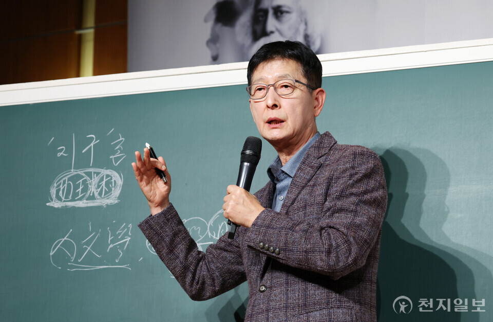 [천지일보=박준성 기자] 이상면 천지일보 대표이사·발행인이 7일 오후 서울에서 한국언론사협회가 주최하고 천지일보가 주관한 ‘2024 명사초청 인문학 특강’에서 강연하고 있다. 이번 특강은 ‘동방의 빛-광복’이라는 주제로 진행됐다. ⓒ천지일보 2024.11.07.