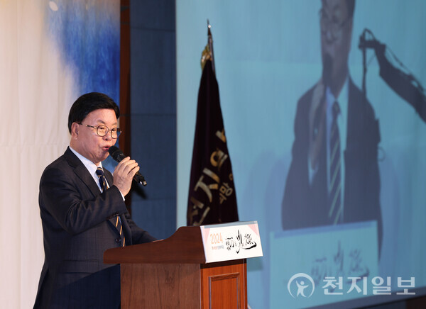 [천지일보=남승우 기자] ㈔한국언론사협회 주동담 회장이 7일 오후 서울에서 한국언론사협회가 주최하고 천지일보가 주관한 ‘2024 명사초청 인문학 특강’에서 축사를 하고 있다. 이번 특강은 ‘동방의 빛-광복’이라는 주제로 진행됐다.ⓒ천지일보 2024.11.07.