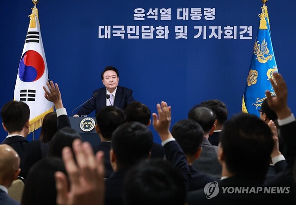 윤석열 대통령이 7일 오전 서울 용산 대통령실 청사 브리핑실에서 열린 '대국민담화 및 기자회견'에서 질문을 받고 있다. (출처: 연합뉴스)
