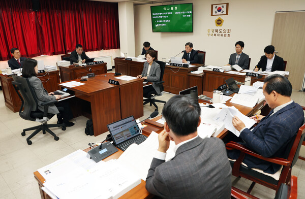 충북도의회 정책복지위가 11일 제422회 정례회에서 양성평등가족정책관 등에 대한 행정사무감사를 진행하고 있다. (충북도의회 제공)