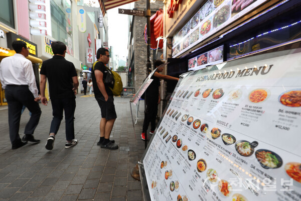 [천지일보=남승우 기자] 6월 외식물가 상승률이 3.0%로 소비자 물가 상승률(2.4%)을 웃돌았다. 외식물가 상승률과 달리 가공식품 물가 상승률은 1.2%로 전체 소비자물가 상승률 대비 낮은 수준이었다. 사진은 5일 오후 서울 시내의 한 식당가 모습.ⓒ천지일보 2024.07.05.