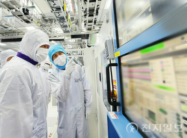 최태원 SK그룹 회장(왼쪽)이 5일 SK하이닉스 주요 경영진과 함께 SK하이닉스 이천캠퍼스 HBM 생산현장을 점검하고 있다. (제공: SK하이닉스) ⓒ천지일보 2024.08.05.