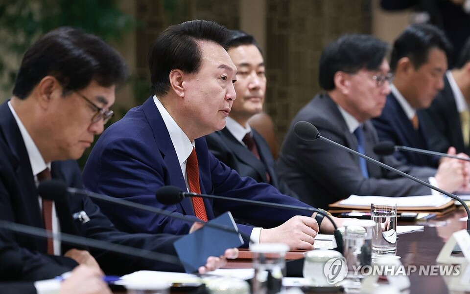 윤석열 대통령이 10일 서울 용산 대통령실에서 '대외여건 변화에 따른 긴급 경제·안보 점검회의'에 참석해 발언하고 있다. 이날 회의는 미국 트럼프 정부 출범에 따른 경제 및 안보정책 변화와 영향을 점검하기 위해 열렸다. (연합뉴스) 2024.11.14.