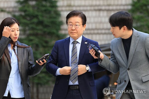 더불어민주당 이재명 대표가 12일 오전 서울 서초구 서울중앙지방법원에서 열린 대장동·백현동·위례신도시 개발비리 및 성남FC 불법 후원금 의혹 사건 1심 속행 공판에 출석하고 있다. (출처: 연합뉴스)