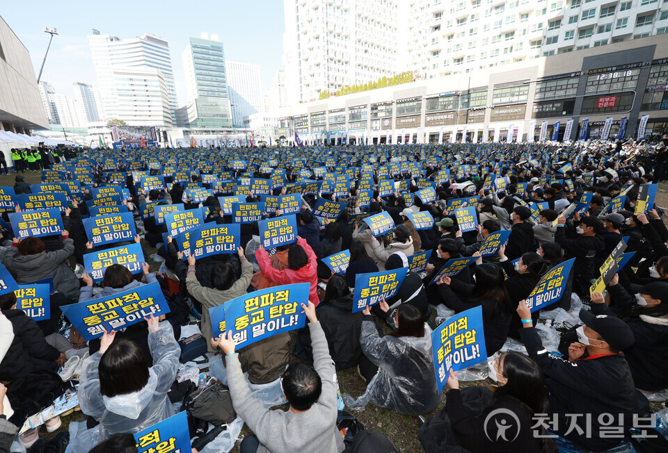 [천지일보=남승우 기자] 15일 경기 수원시 영통구 경기도청 앞에서 신천지예수교 증거장막성전(총회장 이만희, 신천지예수교회) 주최로 열린 편파적인 종교탄압 규탄 결의대회에서 피켓을 든 참가자들이 구호를 외치고 있다. ⓒ천지일보 2024.11.15.