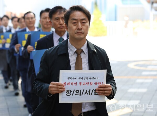 지난 15일 오후 경기도청 앞에서 편파적인 종교탄압 규탄 결의대회가 마친 뒤 신천지예수교회 관계자들이 항의서한을 전달하기 위해 경기도청사를 방문하고 있다. (제공: 신천지예수교회) ⓒ천지일보 2024.11.16.