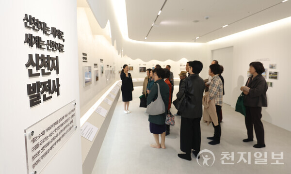 16일 경기도 하남시 신천지 강동교회에서 ‘신천지 요한지파 말씀 대성회’가 열린 가운데 참석자들이 가오픈된 홍보관을 관람하고 있다. (제공: 신천지 요한지파) ⓒ천지일보 2024.11.17.