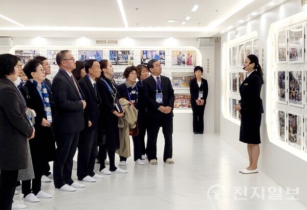 [천지일보 포천=김서정 기자]  17일 경기 포천시 포천교회 평화홍보관 개관식이 열린 가운데 홍보관 방문객들이 도슨트의 설명을 경청하고 있다. ⓒ천지일보 2024.11.17.