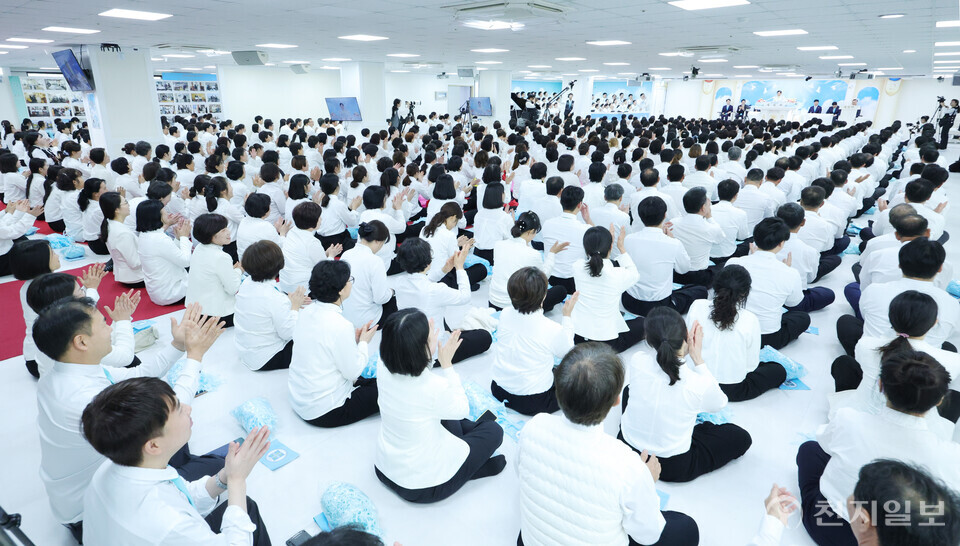 [천지일보=박준성 기자] 신천지예수교 증거장막성전 이만희 총회장이 17일 경남 진주시 안드레지파 진주교회를 방문해 설교 말씀을 전하는 가운데 성도들이 박수를 치고 있다.ⓒ천지일보 2024.11.17.