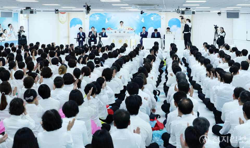 [천지일보=박준성 기자] 신천지예수교 증거장막성전 이만희 총회장이 17일 경남 진주시 안드레지파 진주교회를 방문해 설교 말씀을 전하고 있다.ⓒ천지일보 2024.11.17.