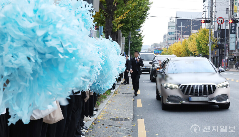 [천지일보=박준성 기자] 신천지예수교 증거장막성전 이만희 총회장이 17일 경남 진주시 안드레지파 진주교회에 도착, 성도들이 환호하자 손을 흔들고 있다.ⓒ천지일보 2024.11.17.