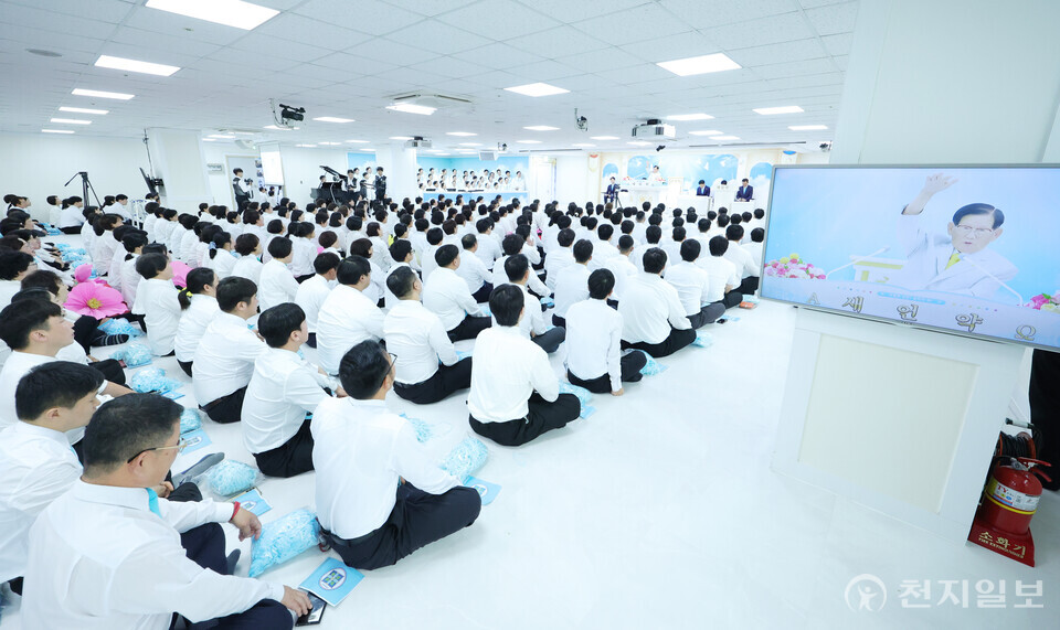 [천지일보=박준성 기자] 신천지예수교 증거장막성전 이만희 총회장이 17일 경남 진주시 안드레지파 진주교회를 방문해 설교 말씀을 전하는 가운데 성도들이 경청하고 있다.ⓒ천지일보 2024.11.17.