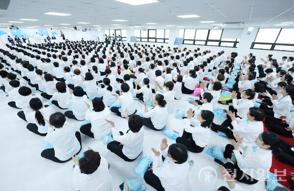 [천지일보=박준성 기자] 신천지예수교 증거장막성전 이만희 총회장이 17일 경남 진주시 안드레지파 진주교회를 방문해 설교 말씀을 전하는 가운데 성도들이 박수를 치고 있다.ⓒ천지일보 2024.11.17.