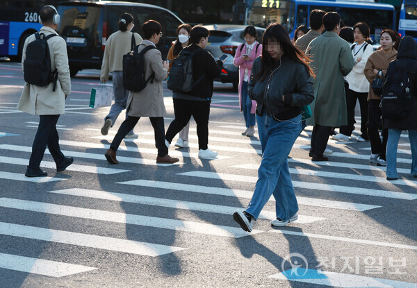 [천지일보=남승우 기자] 아침 최저기온이 2~11도를 기록하며 초겨울 추위가 찾아온 5일 서울 종로구 광화문 네거리에서 두꺼운 옷을 입은 시민들이 출근길 발걸음을 서두르고 있다.ⓒ천지일보 2024.11.05.