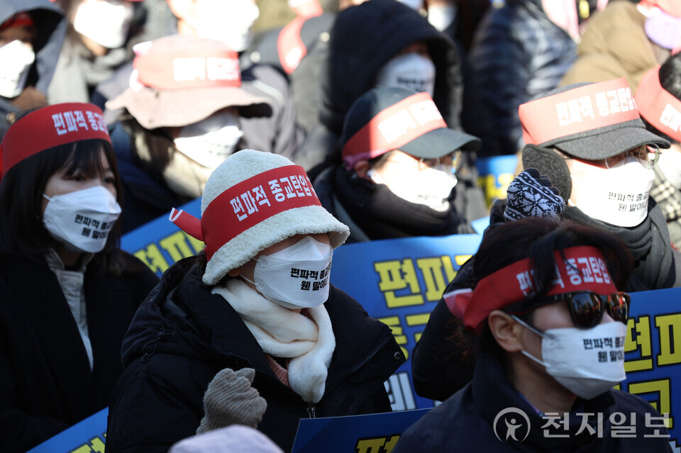 [천지일보=남승우 기자] 18일 경기 수원시 영통구 경기도청 북문에서 신천지예수교 증거장막성전 바돌로매지파(신천지 바돌로매지파) 주최로 열린 ‘편파적인 종교탄압 규탄 결의대회’에서 참가자들이 구호를 외치고 있다.ⓒ천지일보 2024.11.18.
