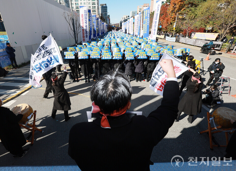 [천지일보=남승우 기자] 18일 경기 수원시 영통구 경기도청 북문에서 신천지예수교 증거장막성전 바돌로매지파(신천지 바돌로매지파) 주최로 열린 ‘편파적인 종교탄압 규탄 결의대회’에서 참가자들이 구호를 외치고 있다.ⓒ천지일보 2024.11.18.