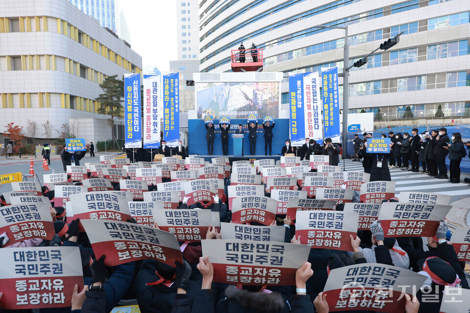 [천지일보=남승우 기자] 18일 경기 수원시 영통구 경기도청 북문에서 신천지예수교 증거장막성전 바돌로매지파(신천지 바돌로매지파) 주최로 열린 ‘편파적인 종교탄압 규탄 결의대회’에서 참가자들이 구호를 외치고 있다.ⓒ천지일보 2024.11.18.