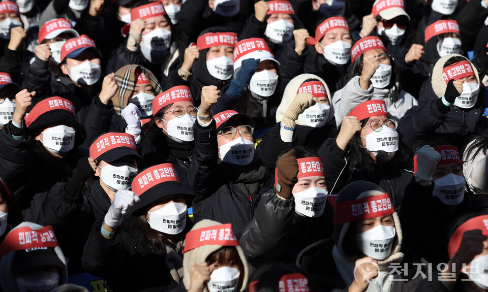 [천지일보=남승우 기자] 18일 경기 수원시 영통구 경기도청 북문에서 신천지예수교 증거장막성전 바돌로매지파(신천지 바돌로매지파) 주최로 열린 ‘편파적인 종교탄압 규탄 결의대회’에서 참가자들이 구호를 외치고 있다.ⓒ천지일보 2024.11.18.