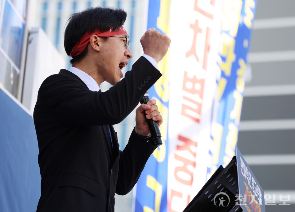 [천지일보=남승우 기자] 신천지예수교 증거장막성전 바돌로매지파(신천지 바돌로매지파) 관계자가 18일 경기 수원시 영통구 경기도청 북문에서 열린 ‘편파적인 종교탄압 규탄 결의대회’에서 자유발언을 하고 있다. ⓒ천지일보 2024.11.18.