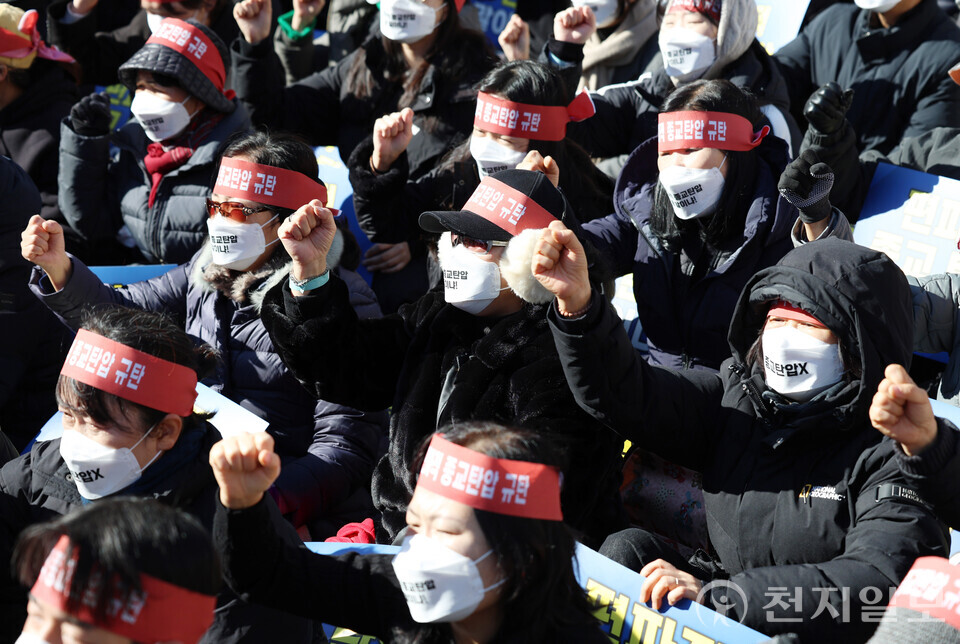 [천지일보=남승우 기자] 18일 경기 수원시 영통구 경기도청 북문에서 신천지예수교 증거장막성전 바돌로매지파(이하 신천지 바돌로매지파) 주최로 열린 ‘편파적인 종교탄압 규탄 결의대회’에서 참가자들이 구호를 외치고 있다.ⓒ천지일보 2024.11.18.