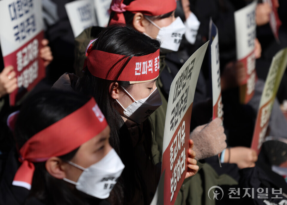 [천지일보=남승우 기자] 18일 경기 수원시 영통구 경기도청 북문에서 신천지예수교 증거장막성전 바돌로매지파(신천지 바돌로매지파) 주최로 열린 ‘편파적인 종교탄압 규탄 결의대회’에서 참가자들이 피켓을 들고 있다. ⓒ천지일보 2024.11.18.