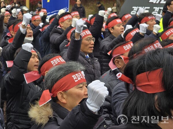 [천지일보 경기=이성애 기자] 신천지예수교 증거장막성전 서울야고보 1000여명 성도들이 20일 경기도 수원시 영통구 경기도청 앞에서 열린 ‘편파적인 종교탄압 규탄 결의 대회’ 릴레이 집회서 “종교탄압 웬 말이냐, 김동연 지사는 물러나라”고 외치고 있다. ⓒ천지일보 2024.11.20.