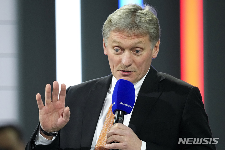 러시아 크렘린궁은 자국이 대륙간탄도미사일(ICBM)을 활용해 우크라이나 영토를 공격했다는 주장과 관련해 입을 닫았다. 사진은 드미트리 페스코프 크렘린궁 대변인이 2021년 12월23일(현지시각) 러시아 수도 모스크바에서 취재진과 대화하는 모습. 2024.11.21. (출처: 뉴시스)