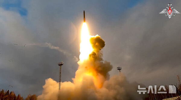 러시아 크렘린궁은 자국이 대륙간탄도미사일(ICBM)을 활용해 우크라이나 영토를 공격했다는 주장과 관련해 입을 닫았다. 사진은 러시아 국방부가 공개한 영상 사진으로 지난달 29일(현지시각) 러시아 북서부 플레세츠크 발사장에서 캄차카반도를 향해 야르스 ICBM이 시험 발사되는 모습. 2024.11.21. (출처: 뉴시스)