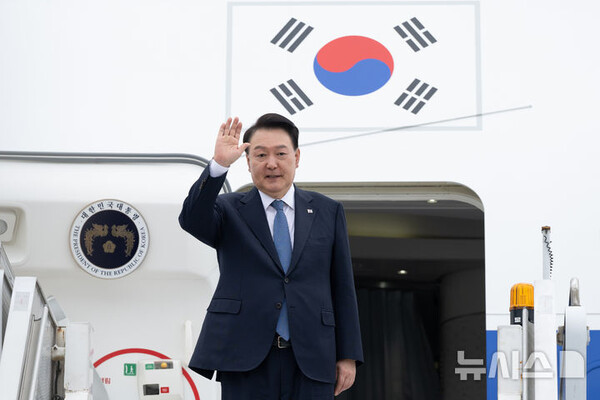 [리우데자네이루=뉴시스] APEC 정상회의와 G20 정상회의 일정을 마치고 귀국하는 윤석열 대통령이 19일(현지시각) 브라질 리우데자네이루 갈레앙 공군기지에서 공군 1호기에 탑승하며 손 인사를 하고 있다. (공동취재) 