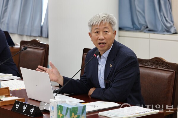 박형대 전남도의원(진보당·장흥1)이 전남도 보건복지국 2025년도 예산안 심사에서 돌봄노동자 처우개선을 위한 조례 이행 미흡을 강하게 질타하고 있다. (제공: 전남도의회) ⓒ천지일보 2024.11.22.