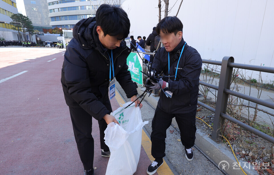[천지일보=박준성 기자] 22일 경기도 수원시 영통구 경기도청 북문 앞에서 ‘편파적인 종교탄압 규탄 결의대회’ 릴레이집회가 마친 뒤 자원봉사단 회원들이 집회 현장을 청소하고 있다. ⓒ천지일보 2024.11.22.
