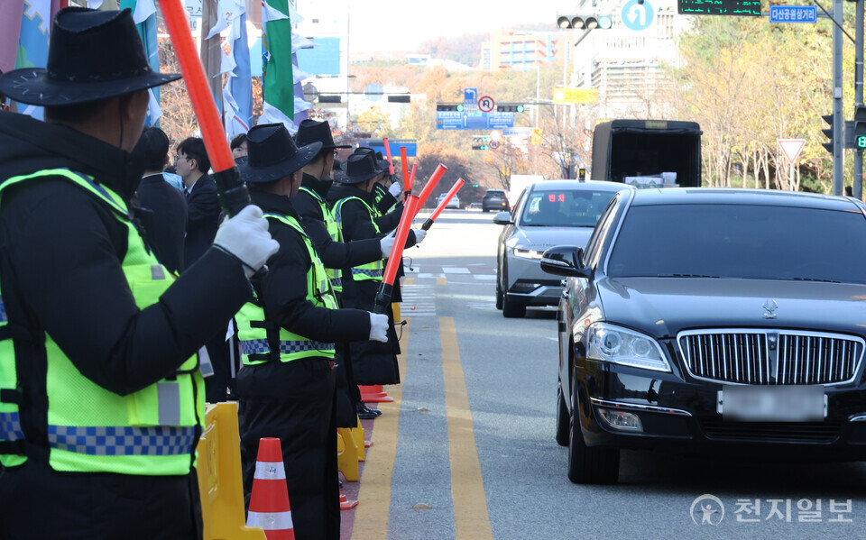 [천지일보=박준성 기자] 22일 경기도 수원시 영통구 경기도청 북문 앞에서 ‘편파적인 종교탄압 규탄 결의대회’ 릴레이집회가 열리는 가운데 베드로지파 자원봉사단 회원들이 안전한 질서 유지를 위해 교통봉사를 하고 있다.ⓒ천지일보 2024.11.22.