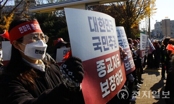 [천지일보=박준성 기자] 22일 경기 수원시 장안구 경기관광공사 정문 앞에서 신천지예수교 증거장막성전(신천지예수교회) 요한지파 성도들이 ‘편파적인 종교탄압 규탄 결의대회’를 열고 있다. 신천지예수교회는 김동연 경기도지사와 경기관광공사에 대한 사과와 피해 배상을 촉구했다. (제공: 신천지예수교회 요한지파) ⓒ천지일보 2024.11.22.
