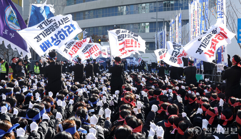 [천지일보=박준성 기자] 22일 경기도 수원시 영통구 경기도청 북문 앞에서 열린 신천지예수교회 ‘편파적인 종교탄압 규탄 결의대회’ 릴레이집회에 참가자들이 구호를 외치고 있다. 신천지예수교회는 지난달 29일 경기관광공사가 협의도 없이 파주 임진각 평화누리 대관을 대관 당일 일방적으로 취소 통보한 것에 대해 규탄, 김동연 경기도지사와 경기관광공사에 대한 사과를 촉구했다. ⓒ천지일보 2024.11.22.