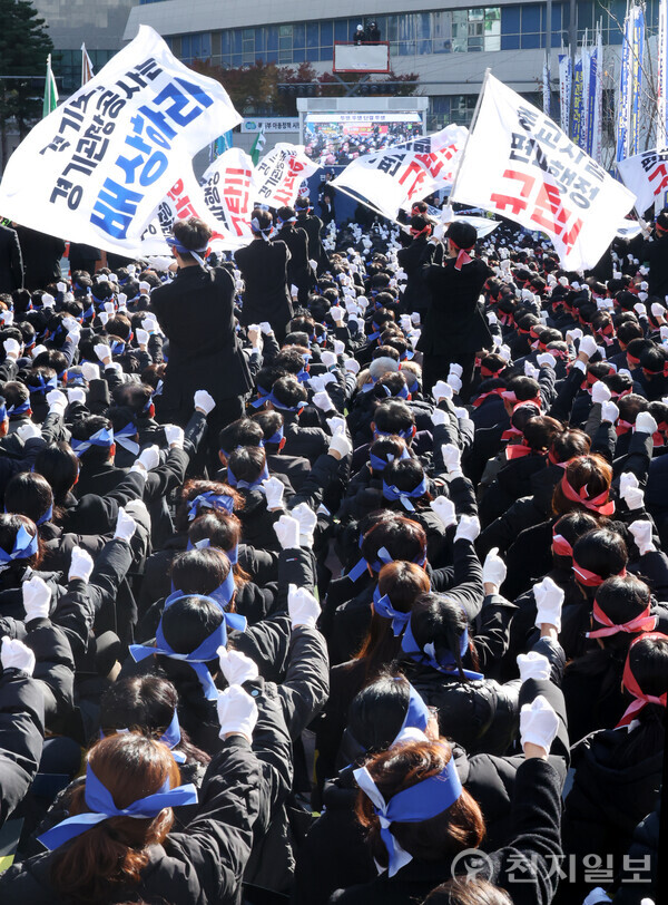 [천지일보=박준성 기자] 22일 경기도 수원시 영통구 경기도청 북문 앞에서 열린 신천지예수교회 ‘편파적인 종교탄압 규탄 결의대회’ 릴레이집회에 참가자들이 구호를 외치고 있다. 신천지예수교회는 지난달 29일 경기관광공사가 협의도 없이 파주 임진각 평화누리 대관을 대관 당일 일방적으로 취소 통보한 것에 대해 규탄, 김동연 경기도지사와 경기관광공사에 대한 사과를 촉구했다.ⓒ천지일보 2024.11.22.